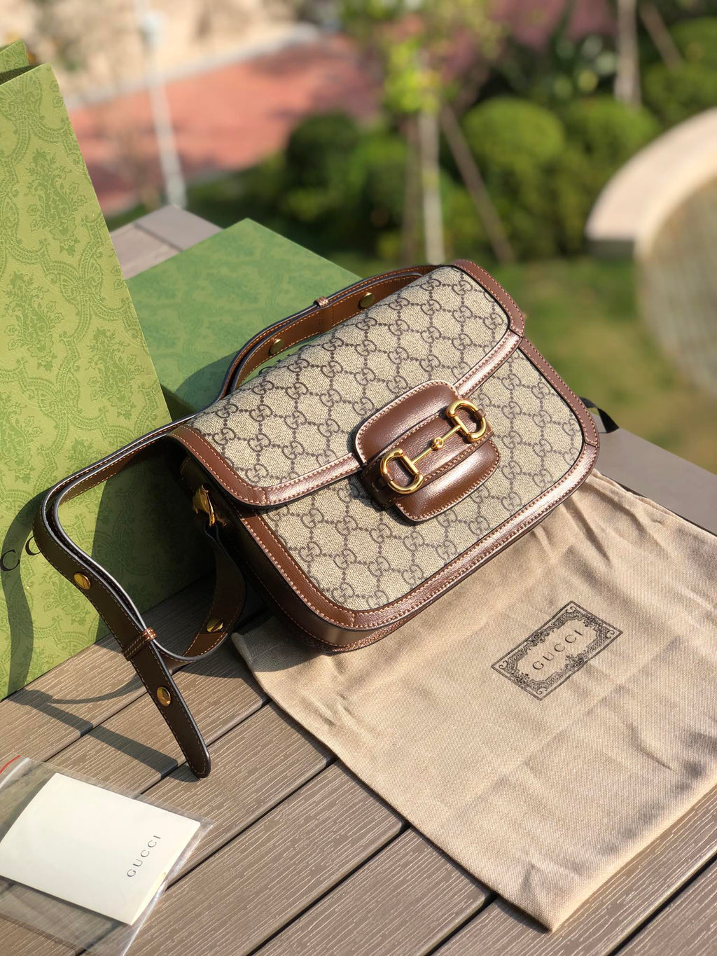 （861200898）尺寸：25×18×8cm  Gucci海外渠道资源特供1955系列马衔扣帆布单肩包❗️Gucci1955马衔扣手袋在2020早春系列中惊艳亮相，在复古当道的年代，这样一只包的岀现无疑能一眼击中人心，品牌标志性的经典元素，灵感源自马术中双环和链条的马衔扣再次出山1955的复古不仅体现在马蹄扣上，还有经典“双G”老花包身和做旧日的棕色皮革包边，所有设计运用到一起让包包充满70年代的摩登风格。同时配以可调节肩带，可在肩背和斜跨之间自由转换。