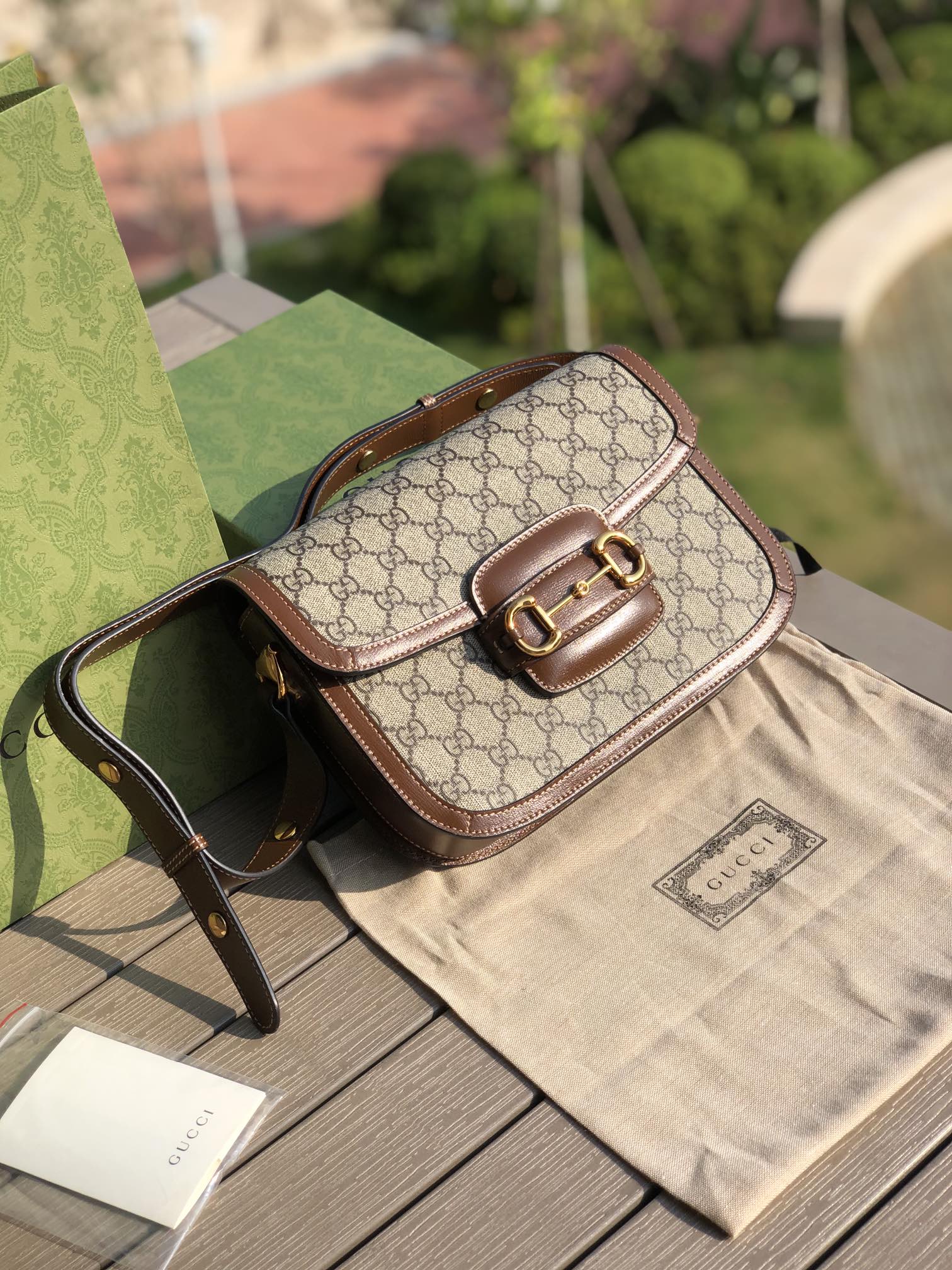 （861200898）尺寸：25×18×8cm Gucci海外通路資源特供1955系列馬銜扣帆布單肩包❗️Gucci1955馬銜扣手袋在2020早春系列中驚艷亮相，在復古當道的年代，這樣一隻包的岀現無疑能一眼擊中人心，品牌標誌性的經典元素，靈感源自馬術中雙環和鏈條的馬銜扣再次出山1955的復古不僅體現在馬蹄扣上，還有經典“雙G”老花包身和做舊日的棕色皮革包邊，所有設計運用到一起讓包包充滿70年代的摩登風格。同時配以可調式肩帶，可在肩背和斜跨之間自由轉換。