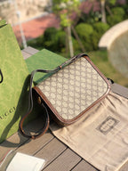 （861200898）尺寸：25×18×8cm  Gucci海外渠道资源特供1955系列马衔扣帆布单肩包❗️Gucci1955马衔扣手袋在2020早春系列中惊艳亮相，在复古当道的年代，这样一只包的岀现无疑能一眼击中人心，品牌标志性的经典元素，灵感源自马术中双环和链条的马衔扣再次出山1955的复古不仅体现在马蹄扣上，还有经典“双G”老花包身和做旧日的棕色皮革包边，所有设计运用到一起让包包充满70年代的摩登风格。同时配以可调节肩带，可在肩背和斜跨之间自由转换。
