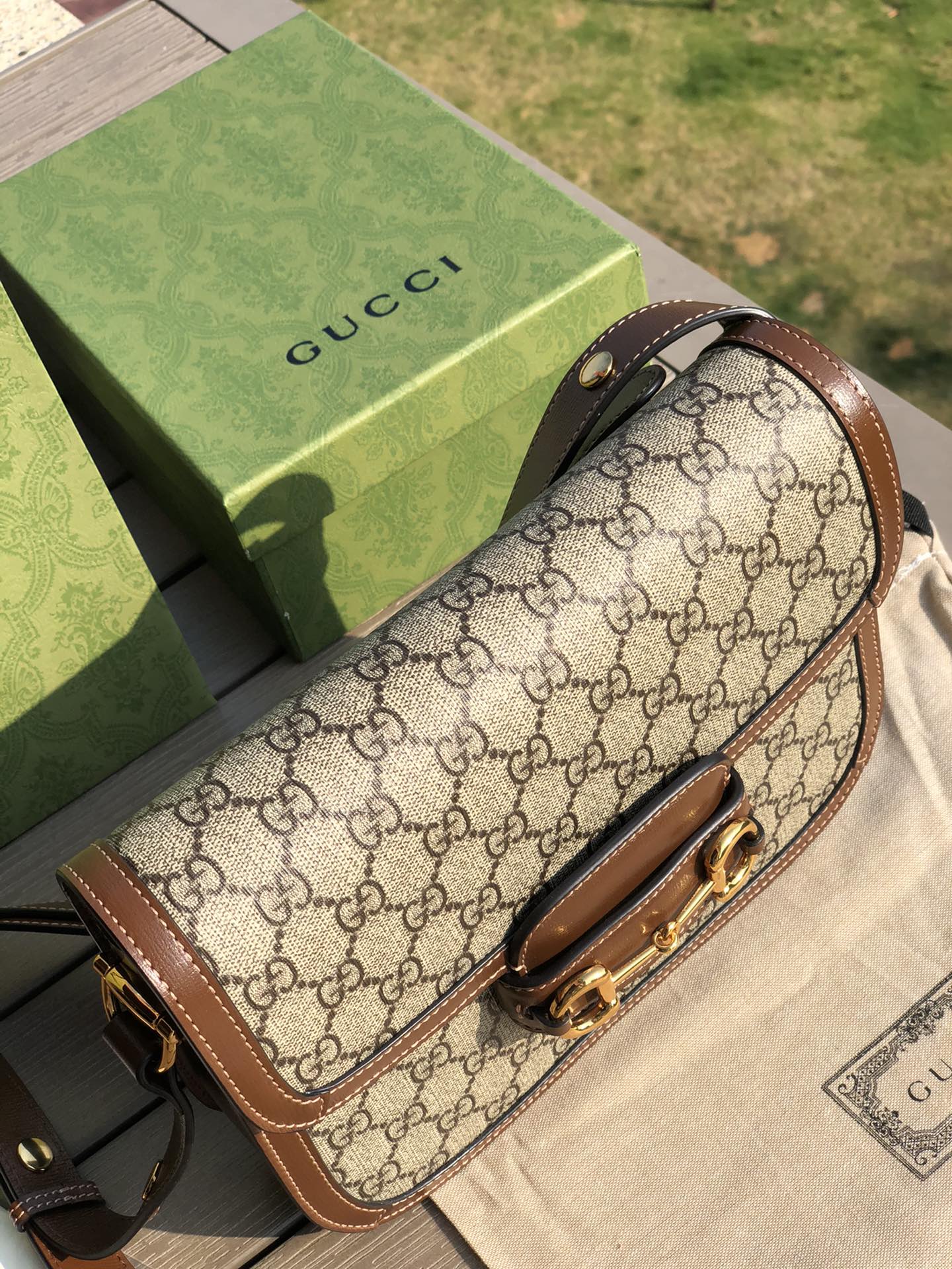 （861200898）尺寸：25×18×8cm Gucci海外通路資源特供1955系列馬銜扣帆布單肩包❗️Gucci1955馬銜扣手袋在2020早春系列中驚艷亮相，在復古當道的年代，這樣一隻包的岀現無疑能一眼擊中人心，品牌標誌性的經典元素，靈感源自馬術中雙環和鏈條的馬銜扣再次出山1955的復古不僅體現在馬蹄扣上，還有經典“雙G”老花包身和做舊日的棕色皮革包邊，所有設計運用到一起讓包包充滿70年代的摩登風格。同時配以可調式肩帶，可在肩背和斜跨之間自由轉換。