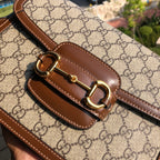 （861200898）尺寸：25×18×8cm  Gucci海外渠道资源特供1955系列马衔扣帆布单肩包❗️Gucci1955马衔扣手袋在2020早春系列中惊艳亮相，在复古当道的年代，这样一只包的岀现无疑能一眼击中人心，品牌标志性的经典元素，灵感源自马术中双环和链条的马衔扣再次出山1955的复古不仅体现在马蹄扣上，还有经典“双G”老花包身和做旧日的棕色皮革包边，所有设计运用到一起让包包充满70年代的摩登风格。同时配以可调节肩带，可在肩背和斜跨之间自由转换。