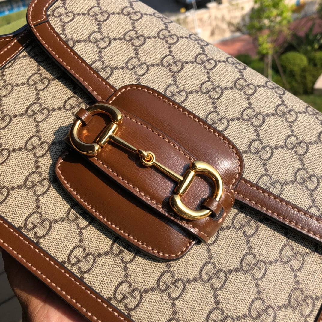 （861200898）尺寸：25×18×8cm  Gucci海外渠道资源特供1955系列马衔扣帆布单肩包❗️Gucci1955马衔扣手袋在2020早春系列中惊艳亮相，在复古当道的年代，这样一只包的岀现无疑能一眼击中人心，品牌标志性的经典元素，灵感源自马术中双环和链条的马衔扣再次出山1955的复古不仅体现在马蹄扣上，还有经典“双G”老花包身和做旧日的棕色皮革包边，所有设计运用到一起让包包充满70年代的摩登风格。同时配以可调节肩带，可在肩背和斜跨之间自由转换。
