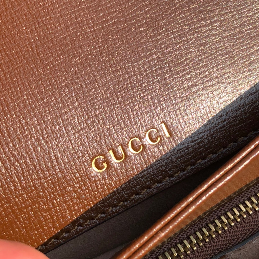 （861200898）尺寸：25×18×8cm  Gucci海外渠道资源特供1955系列马衔扣帆布单肩包❗️Gucci1955马衔扣手袋在2020早春系列中惊艳亮相，在复古当道的年代，这样一只包的岀现无疑能一眼击中人心，品牌标志性的经典元素，灵感源自马术中双环和链条的马衔扣再次出山1955的复古不仅体现在马蹄扣上，还有经典“双G”老花包身和做旧日的棕色皮革包边，所有设计运用到一起让包包充满70年代的摩登风格。同时配以可调节肩带，可在肩背和斜跨之间自由转换。