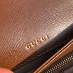 （861200898）尺寸：25×18×8cm  Gucci海外渠道资源特供1955系列马衔扣帆布单肩包❗️Gucci1955马衔扣手袋在2020早春系列中惊艳亮相，在复古当道的年代，这样一只包的岀现无疑能一眼击中人心，品牌标志性的经典元素，灵感源自马术中双环和链条的马衔扣再次出山1955的复古不仅体现在马蹄扣上，还有经典“双G”老花包身和做旧日的棕色皮革包边，所有设计运用到一起让包包充满70年代的摩登风格。同时配以可调节肩带，可在肩背和斜跨之间自由转换。