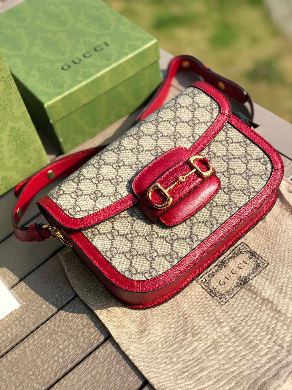 （681200898）尺寸：25×18×8cm   Gucci海外渠道资源特供1955系列马衔扣帆布单肩包❗️Gucci1955马衔扣手袋在2020早春系列中惊艳亮相，在复古当道的年代，这样一只包的岀现无疑能一眼击中人心，品牌标志性的经典元素，灵感源自马术中双环和链条的马衔扣再次出山1955的复古不仅体现在马蹄扣上，还有经典“双G”老花包身和做旧日的棕色皮革包边，所有设计运用到一起让包包充满70年代的摩登风格。同时配以可调节肩带，可在肩背和斜跨之间自由转换。