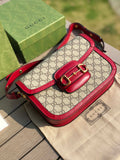 （681200898）尺寸：25×18×8cm   Gucci海外渠道资源特供1955系列马衔扣帆布单肩包❗️Gucci1955马衔扣手袋在2020早春系列中惊艳亮相，在复古当道的年代，这样一只包的岀现无疑能一眼击中人心，品牌标志性的经典元素，灵感源自马术中双环和链条的马衔扣再次出山1955的复古不仅体现在马蹄扣上，还有经典“双G”老花包身和做旧日的棕色皮革包边，所有设计运用到一起让包包充满70年代的摩登风格。同时配以可调节肩带，可在肩背和斜跨之间自由转换。