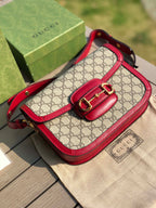 （681200898）尺寸：25×18×8cm   Gucci海外渠道资源特供1955系列马衔扣帆布单肩包❗️Gucci1955马衔扣手袋在2020早春系列中惊艳亮相，在复古当道的年代，这样一只包的岀现无疑能一眼击中人心，品牌标志性的经典元素，灵感源自马术中双环和链条的马衔扣再次出山1955的复古不仅体现在马蹄扣上，还有经典“双G”老花包身和做旧日的棕色皮革包边，所有设计运用到一起让包包充满70年代的摩登风格。同时配以可调节肩带，可在肩背和斜跨之间自由转换。