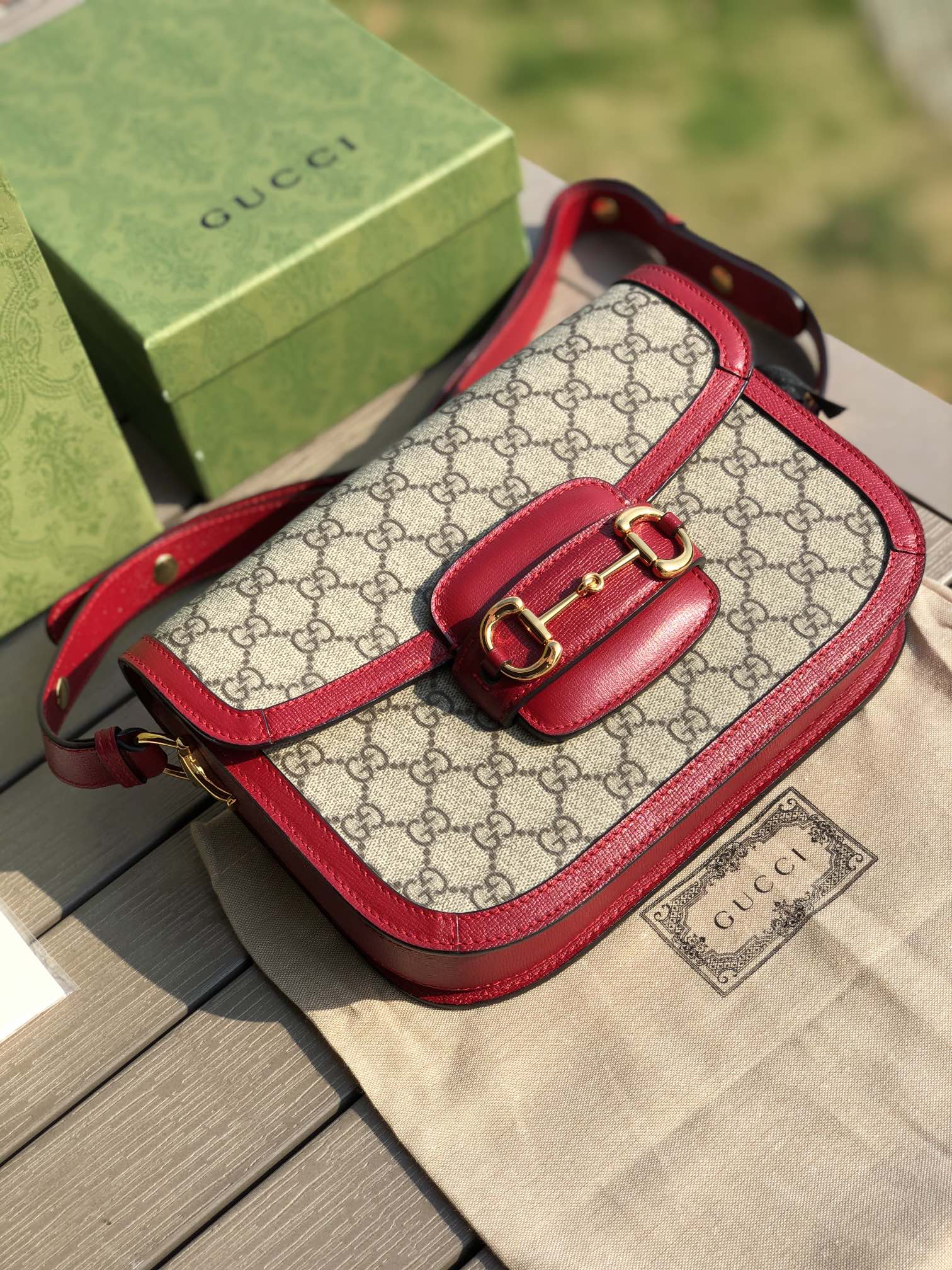 （681200898）尺寸：25×18×8cm Gucci海外通路資源特供1955系列馬銜扣帆布單肩包❗️Gucci1955馬銜扣手袋在2020早春系列中驚艷亮相，在復古當道的年代，這樣一隻包的岀現無疑能一眼擊中人心，品牌標誌性的經典元素，靈感源自馬術中雙環和鏈條的馬銜扣再次出山1955的復古不僅體現在馬蹄扣上，還有經典“雙G”老花包身和做舊日的棕色皮革包邊，所有設計運用到一起讓包包充滿70年代的摩登風格。同時配以可調式肩帶，可在肩背和斜跨之間自由轉換。