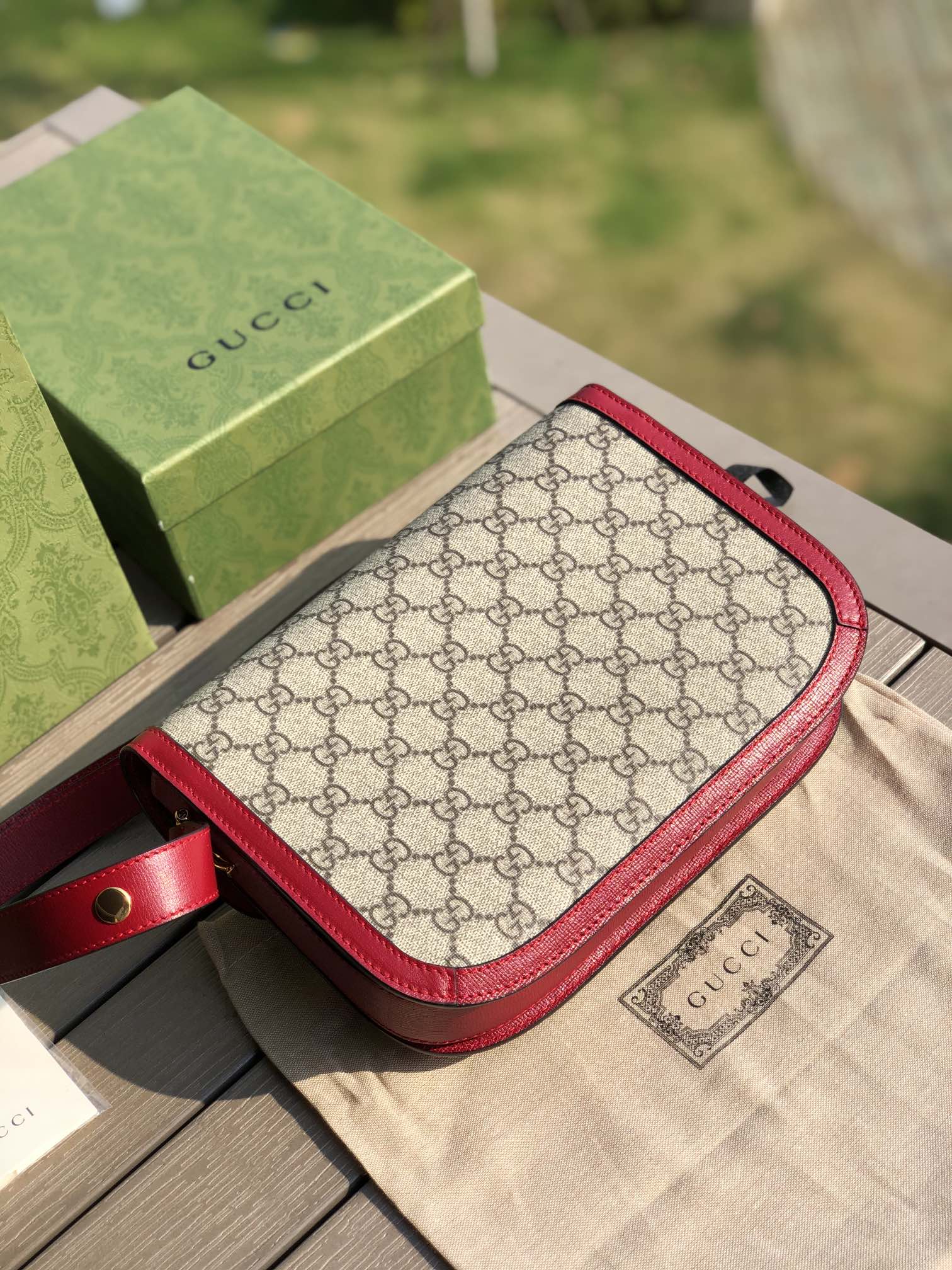 （681200898）尺寸：25×18×8cm Gucci海外通路資源特供1955系列馬銜扣帆布單肩包❗️Gucci1955馬銜扣手袋在2020早春系列中驚艷亮相，在復古當道的年代，這樣一隻包的岀現無疑能一眼擊中人心，品牌標誌性的經典元素，靈感源自馬術中雙環和鏈條的馬銜扣再次出山1955的復古不僅體現在馬蹄扣上，還有經典“雙G”老花包身和做舊日的棕色皮革包邊，所有設計運用到一起讓包包充滿70年代的摩登風格。同時配以可調式肩帶，可在肩背和斜跨之間自由轉換。
