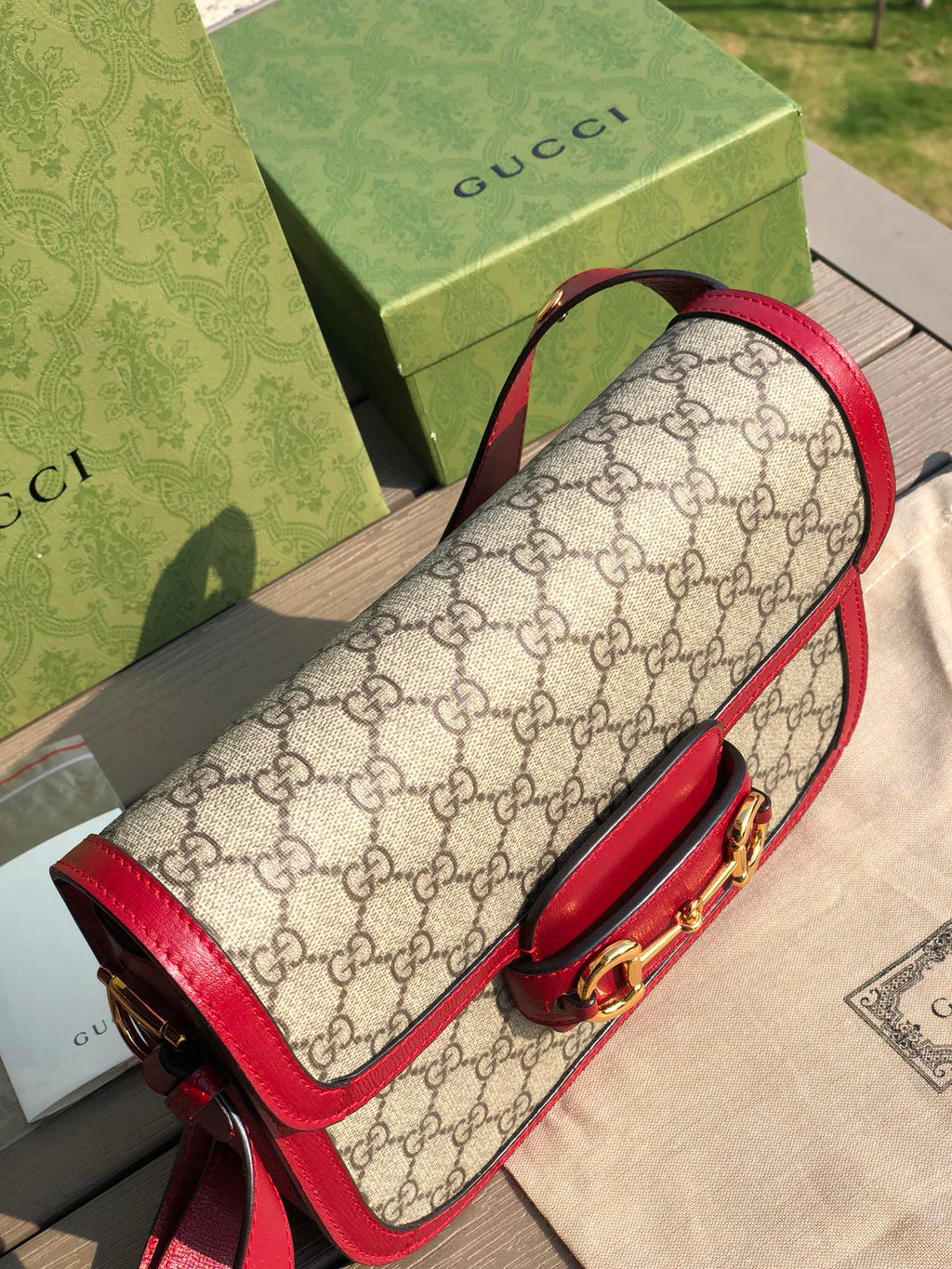 （681200898）尺寸：25×18×8cm   Gucci海外渠道资源特供1955系列马衔扣帆布单肩包❗️Gucci1955马衔扣手袋在2020早春系列中惊艳亮相，在复古当道的年代，这样一只包的岀现无疑能一眼击中人心，品牌标志性的经典元素，灵感源自马术中双环和链条的马衔扣再次出山1955的复古不仅体现在马蹄扣上，还有经典“双G”老花包身和做旧日的棕色皮革包边，所有设计运用到一起让包包充满70年代的摩登风格。同时配以可调节肩带，可在肩背和斜跨之间自由转换。