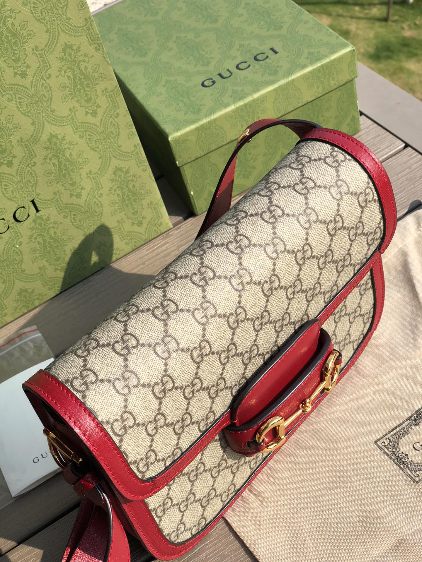 （681200898）尺寸：25×18×8cm Gucci海外通路資源特供1955系列馬銜扣帆布單肩包❗️Gucci1955馬銜扣手袋在2020早春系列中驚艷亮相，在復古當道的年代，這樣一隻包的岀現無疑能一眼擊中人心，品牌標誌性的經典元素，靈感源自馬術中雙環和鏈條的馬銜扣再次出山1955的復古不僅體現在馬蹄扣上，還有經典“雙G”老花包身和做舊日的棕色皮革包邊，所有設計運用到一起讓包包充滿70年代的摩登風格。同時配以可調式肩帶，可在肩背和斜跨之間自由轉換。