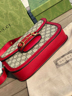 （681200898）尺寸：25×18×8cm   Gucci海外渠道资源特供1955系列马衔扣帆布单肩包❗️Gucci1955马衔扣手袋在2020早春系列中惊艳亮相，在复古当道的年代，这样一只包的岀现无疑能一眼击中人心，品牌标志性的经典元素，灵感源自马术中双环和链条的马衔扣再次出山1955的复古不仅体现在马蹄扣上，还有经典“双G”老花包身和做旧日的棕色皮革包边，所有设计运用到一起让包包充满70年代的摩登风格。同时配以可调节肩带，可在肩背和斜跨之间自由转换。