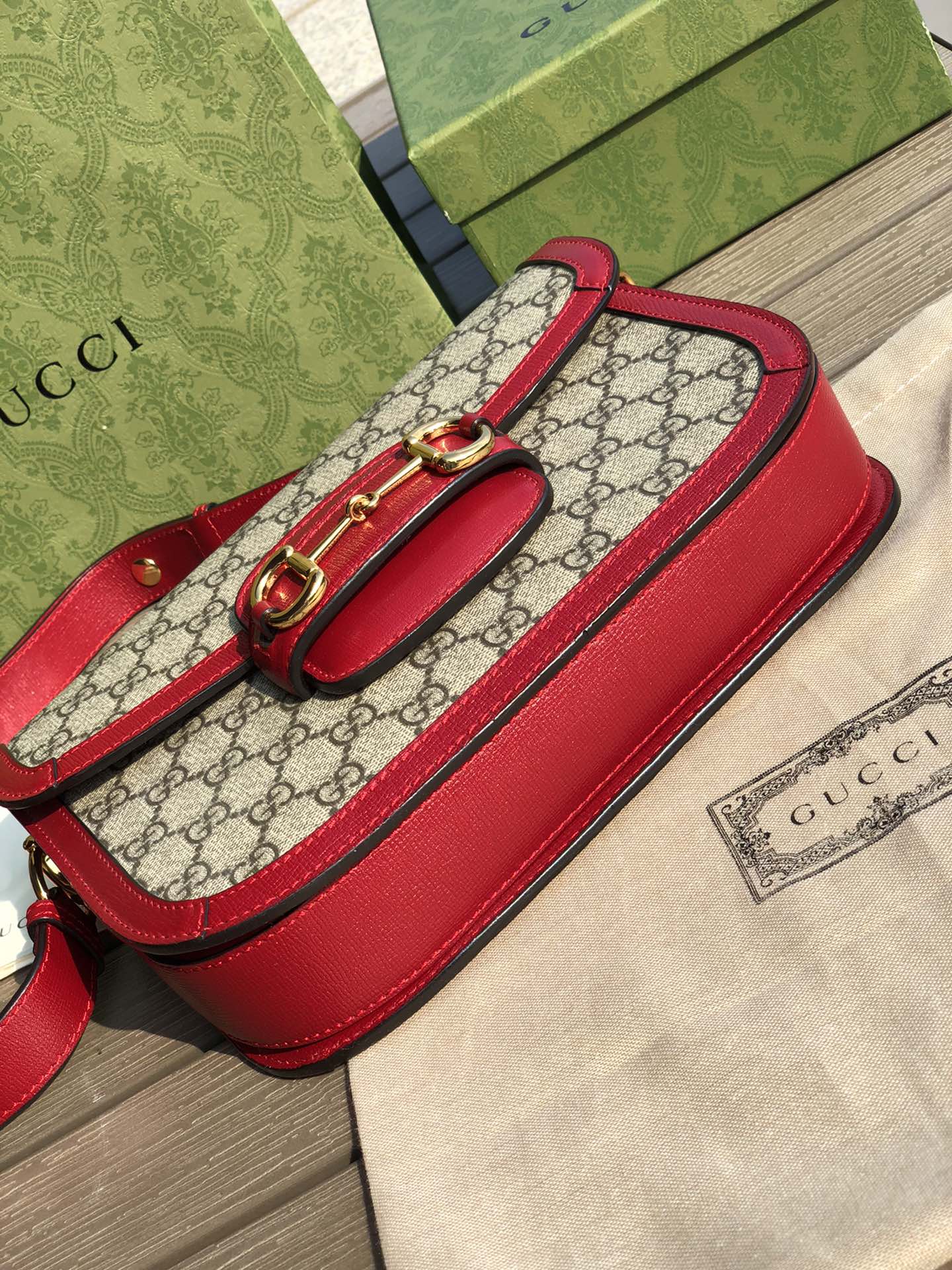 （681200898）尺寸：25×18×8cm Gucci海外通路資源特供1955系列馬銜扣帆布單肩包❗️Gucci1955馬銜扣手袋在2020早春系列中驚艷亮相，在復古當道的年代，這樣一隻包的岀現無疑能一眼擊中人心，品牌標誌性的經典元素，靈感源自馬術中雙環和鏈條的馬銜扣再次出山1955的復古不僅體現在馬蹄扣上，還有經典“雙G”老花包身和做舊日的棕色皮革包邊，所有設計運用到一起讓包包充滿70年代的摩登風格。同時配以可調式肩帶，可在肩背和斜跨之間自由轉換。