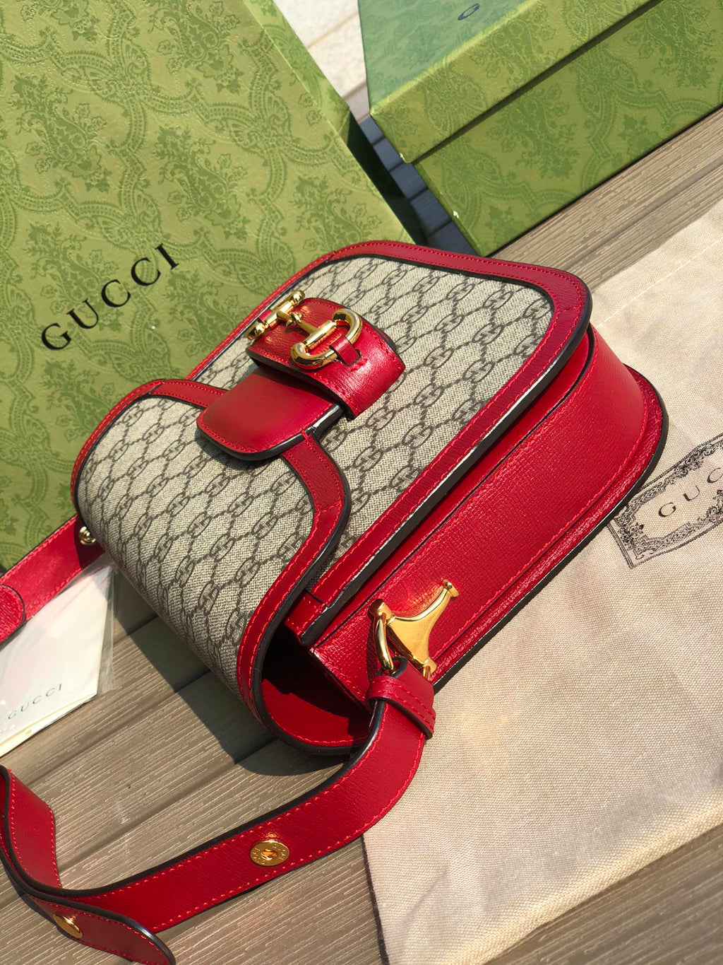（681200898）尺寸：25×18×8cm   Gucci海外渠道资源特供1955系列马衔扣帆布单肩包❗️Gucci1955马衔扣手袋在2020早春系列中惊艳亮相，在复古当道的年代，这样一只包的岀现无疑能一眼击中人心，品牌标志性的经典元素，灵感源自马术中双环和链条的马衔扣再次出山1955的复古不仅体现在马蹄扣上，还有经典“双G”老花包身和做旧日的棕色皮革包边，所有设计运用到一起让包包充满70年代的摩登风格。同时配以可调节肩带，可在肩背和斜跨之间自由转换。