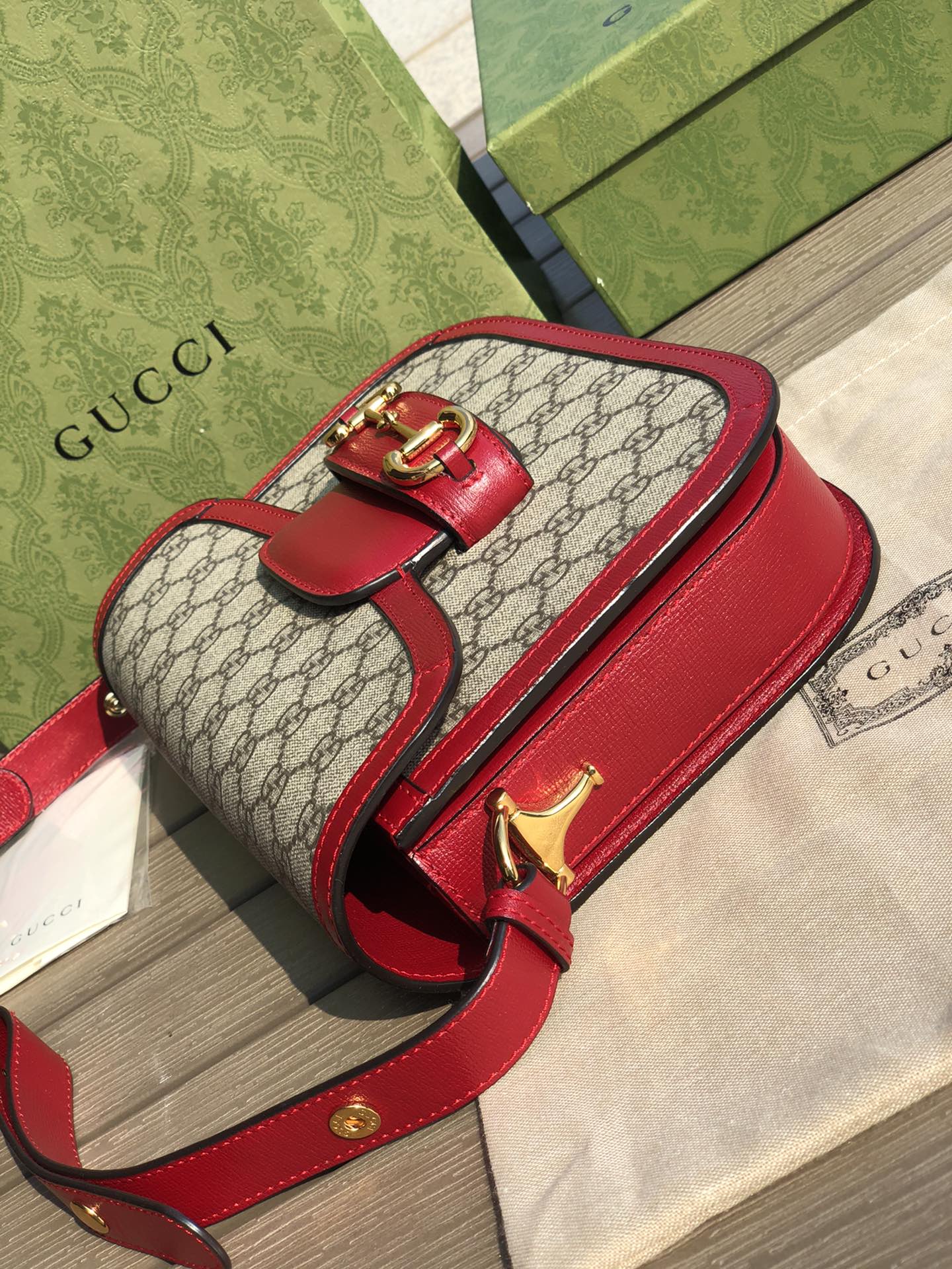 （681200898）尺寸：25×18×8cm Gucci海外通路資源特供1955系列馬銜扣帆布單肩包❗️Gucci1955馬銜扣手袋在2020早春系列中驚艷亮相，在復古當道的年代，這樣一隻包的岀現無疑能一眼擊中人心，品牌標誌性的經典元素，靈感源自馬術中雙環和鏈條的馬銜扣再次出山1955的復古不僅體現在馬蹄扣上，還有經典“雙G”老花包身和做舊日的棕色皮革包邊，所有設計運用到一起讓包包充滿70年代的摩登風格。同時配以可調式肩帶，可在肩背和斜跨之間自由轉換。