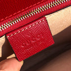 （681200898）尺寸：25×18×8cm   Gucci海外渠道资源特供1955系列马衔扣帆布单肩包❗️Gucci1955马衔扣手袋在2020早春系列中惊艳亮相，在复古当道的年代，这样一只包的岀现无疑能一眼击中人心，品牌标志性的经典元素，灵感源自马术中双环和链条的马衔扣再次出山1955的复古不仅体现在马蹄扣上，还有经典“双G”老花包身和做旧日的棕色皮革包边，所有设计运用到一起让包包充满70年代的摩登风格。同时配以可调节肩带，可在肩背和斜跨之间自由转换。