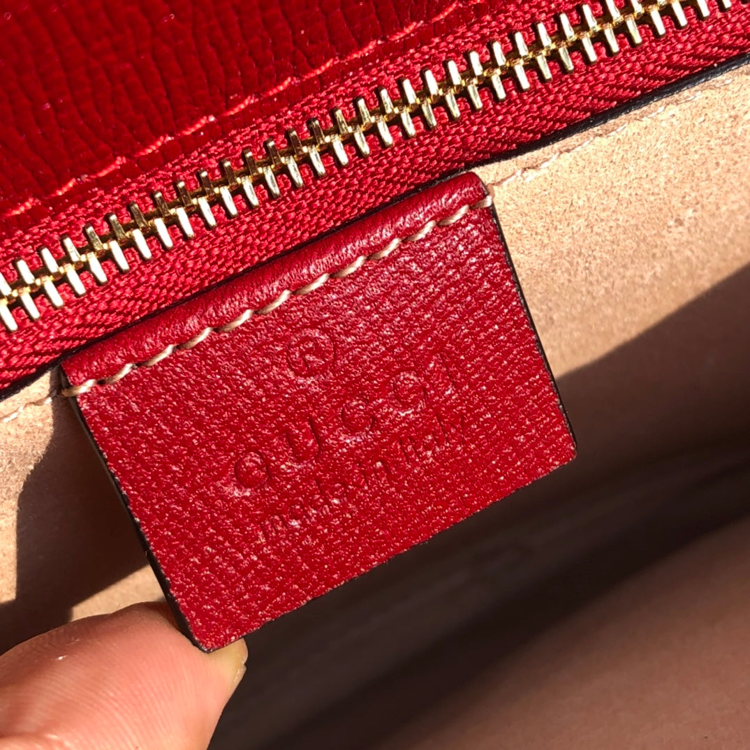 （681200898）尺寸：25×18×8cm   Gucci海外渠道资源特供1955系列马衔扣帆布单肩包❗️Gucci1955马衔扣手袋在2020早春系列中惊艳亮相，在复古当道的年代，这样一只包的岀现无疑能一眼击中人心，品牌标志性的经典元素，灵感源自马术中双环和链条的马衔扣再次出山1955的复古不仅体现在马蹄扣上，还有经典“双G”老花包身和做旧日的棕色皮革包边，所有设计运用到一起让包包充满70年代的摩登风格。同时配以可调节肩带，可在肩背和斜跨之间自由转换。