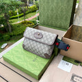 （54850898）尺寸：24×17×3.5cm Gucci海外渠道资源特供腰包❗️采用GG Supreme高级人造帆布制作，配以棕色皮革滚边的复古风格设计。款式采用皮革滚边，绿色和红色尼龙织带可以缠腰佩戴，可调节织带腰带。配以织带和搭扣确保安全。椭圆形GUCCI皮革标签，配以虎头图案的标志。整体包型不臃肿很轻巧。回头率相当高的一款包包