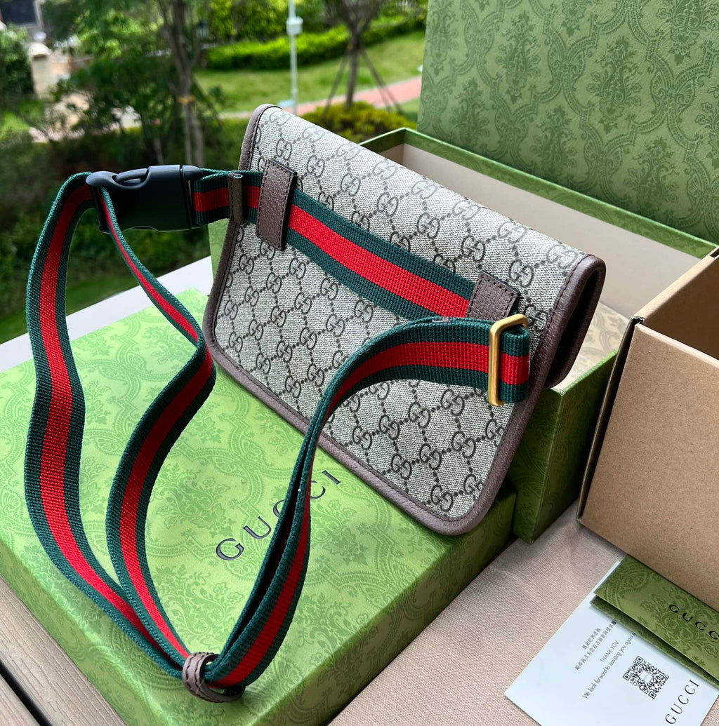 （54850898）尺寸：24×17×3.5cm Gucci海外渠道资源特供腰包❗️采用GG Supreme高级人造帆布制作，配以棕色皮革滚边的复古风格设计。款式采用皮革滚边，绿色和红色尼龙织带可以缠腰佩戴，可调节织带腰带。配以织带和搭扣确保安全。椭圆形GUCCI皮革标签，配以虎头图案的标志。整体包型不臃肿很轻巧。回头率相当高的一款包包