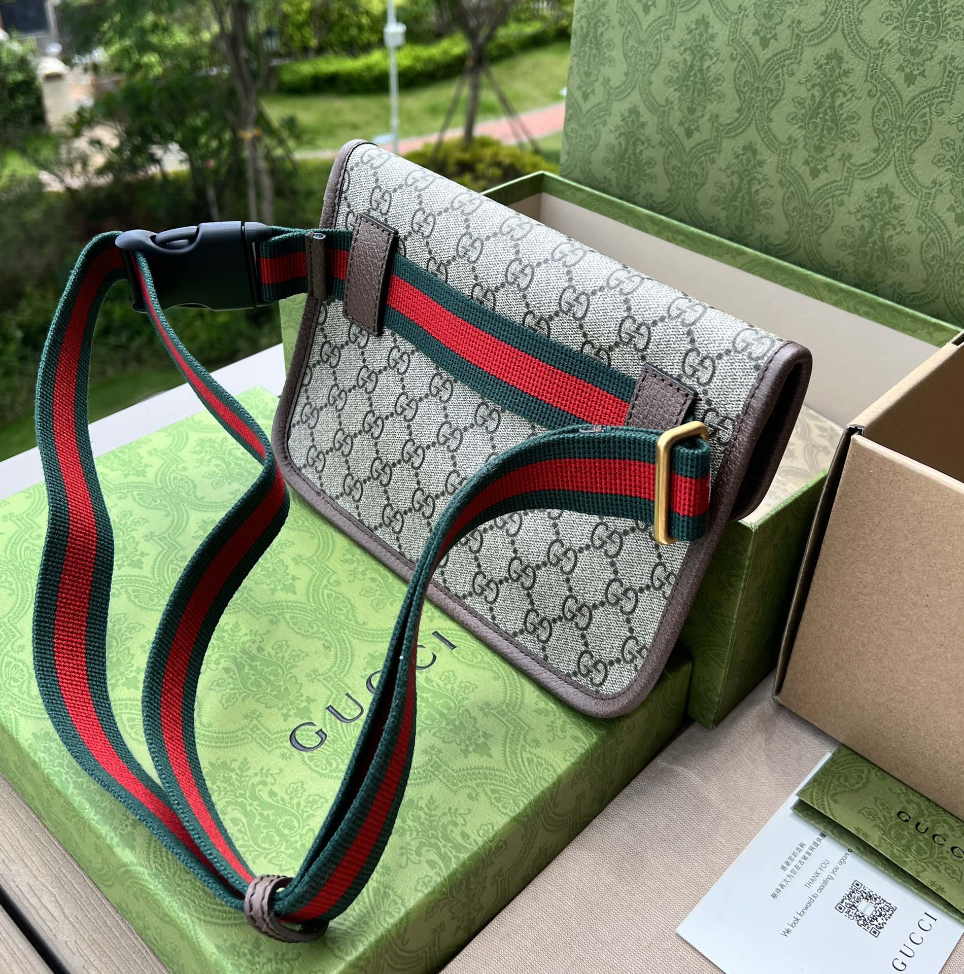 （54850898）尺寸：24×17×3.5cm Gucci海外渠道資源特供腰包❗️採用GG Supreme高級人造帆布製作，搭配棕色皮革滾邊的復古風格設計。款式採用皮革滾邊，綠色和紅色尼龍織帶可以纏腰佩戴，可調式織帶腰帶。配以織帶和扣環確保安全。橢圓形GUCCI皮革標籤，配以虎頭圖案的標誌。整體包型不臃腫很輕巧。回頭率相當高的包包