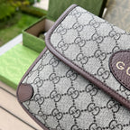 （54850898）尺寸：24×17×3.5cm Gucci海外渠道资源特供腰包❗️采用GG Supreme高级人造帆布制作，配以棕色皮革滚边的复古风格设计。款式采用皮革滚边，绿色和红色尼龙织带可以缠腰佩戴，可调节织带腰带。配以织带和搭扣确保安全。椭圆形GUCCI皮革标签，配以虎头图案的标志。整体包型不臃肿很轻巧。回头率相当高的一款包包