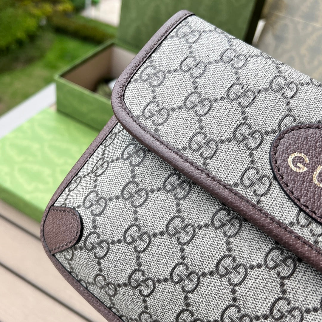 （54850898）尺寸：24×17×3.5cm Gucci海外渠道資源特供腰包❗️採用GG Supreme高級人造帆布製作，搭配棕色皮革滾邊的復古風格設計。款式採用皮革滾邊，綠色和紅色尼龍織帶可以纏腰佩戴，可調式織帶腰帶。配以織帶和扣環確保安全。橢圓形GUCCI皮革標籤，配以虎頭圖案的標誌。整體包型不臃腫很輕巧。回頭率相當高的包包