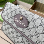 （54850898）尺寸：24×17×3.5cm Gucci海外渠道资源特供腰包❗️采用GG Supreme高级人造帆布制作，配以棕色皮革滚边的复古风格设计。款式采用皮革滚边，绿色和红色尼龙织带可以缠腰佩戴，可调节织带腰带。配以织带和搭扣确保安全。椭圆形GUCCI皮革标签，配以虎头图案的标志。整体包型不臃肿很轻巧。回头率相当高的一款包包