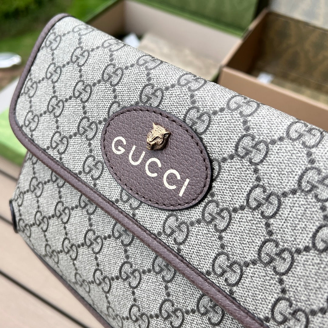 （54850898）尺寸：24×17×3.5cm Gucci海外渠道資源特供腰包❗️採用GG Supreme高級人造帆布製作，搭配棕色皮革滾邊的復古風格設計。款式採用皮革滾邊，綠色和紅色尼龍織帶可以纏腰佩戴，可調式織帶腰帶。配以織帶和扣環確保安全。橢圓形GUCCI皮革標籤，配以虎頭圖案的標誌。整體包型不臃腫很輕巧。回頭率相當高的包包