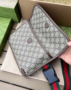 （54850898）尺寸：24×17×3.5cm Gucci海外渠道资源特供腰包❗️采用GG Supreme高级人造帆布制作，配以棕色皮革滚边的复古风格设计。款式采用皮革滚边，绿色和红色尼龙织带可以缠腰佩戴，可调节织带腰带。配以织带和搭扣确保安全。椭圆形GUCCI皮革标签，配以虎头图案的标志。整体包型不臃肿很轻巧。回头率相当高的一款包包