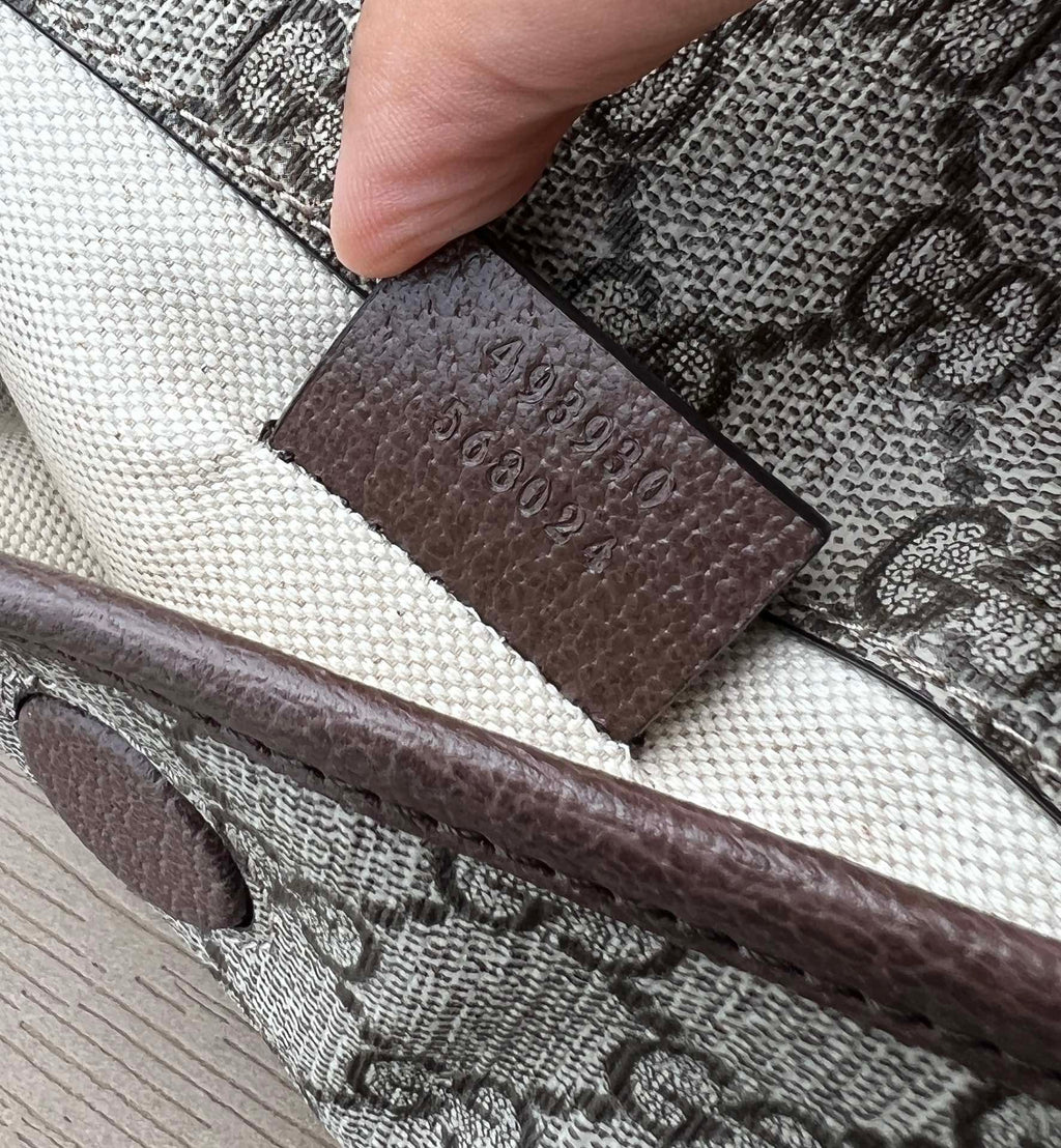 （54850898）尺寸：24×17×3.5cm Gucci海外渠道资源特供腰包❗️采用GG Supreme高级人造帆布制作，配以棕色皮革滚边的复古风格设计。款式采用皮革滚边，绿色和红色尼龙织带可以缠腰佩戴，可调节织带腰带。配以织带和搭扣确保安全。椭圆形GUCCI皮革标签，配以虎头图案的标志。整体包型不臃肿很轻巧。回头率相当高的一款包包