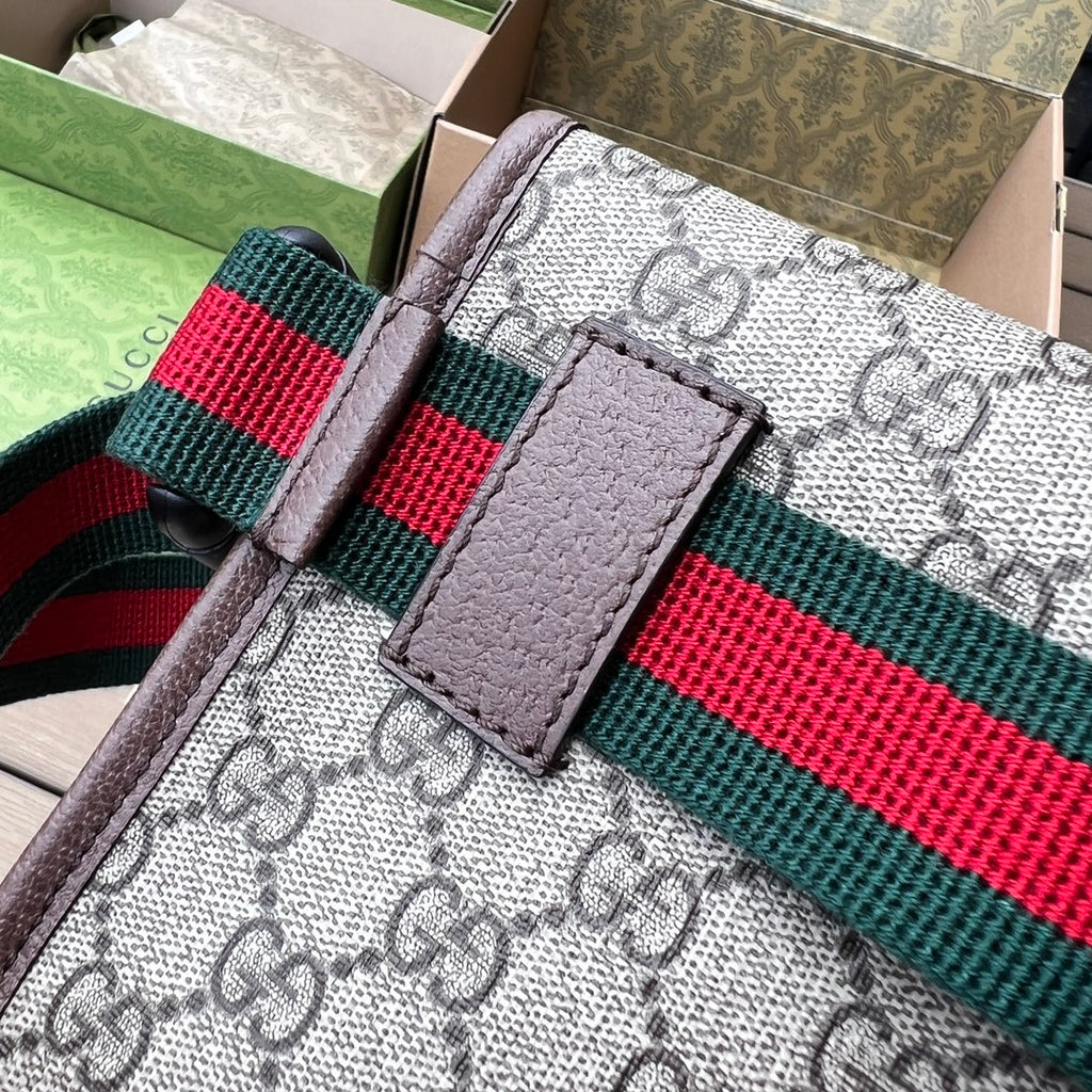 （54850898）尺寸：24×17×3.5cm Gucci海外渠道资源特供腰包❗️采用GG Supreme高级人造帆布制作，配以棕色皮革滚边的复古风格设计。款式采用皮革滚边，绿色和红色尼龙织带可以缠腰佩戴，可调节织带腰带。配以织带和搭扣确保安全。椭圆形GUCCI皮革标签，配以虎头图案的标志。整体包型不臃肿很轻巧。回头率相当高的一款包包
