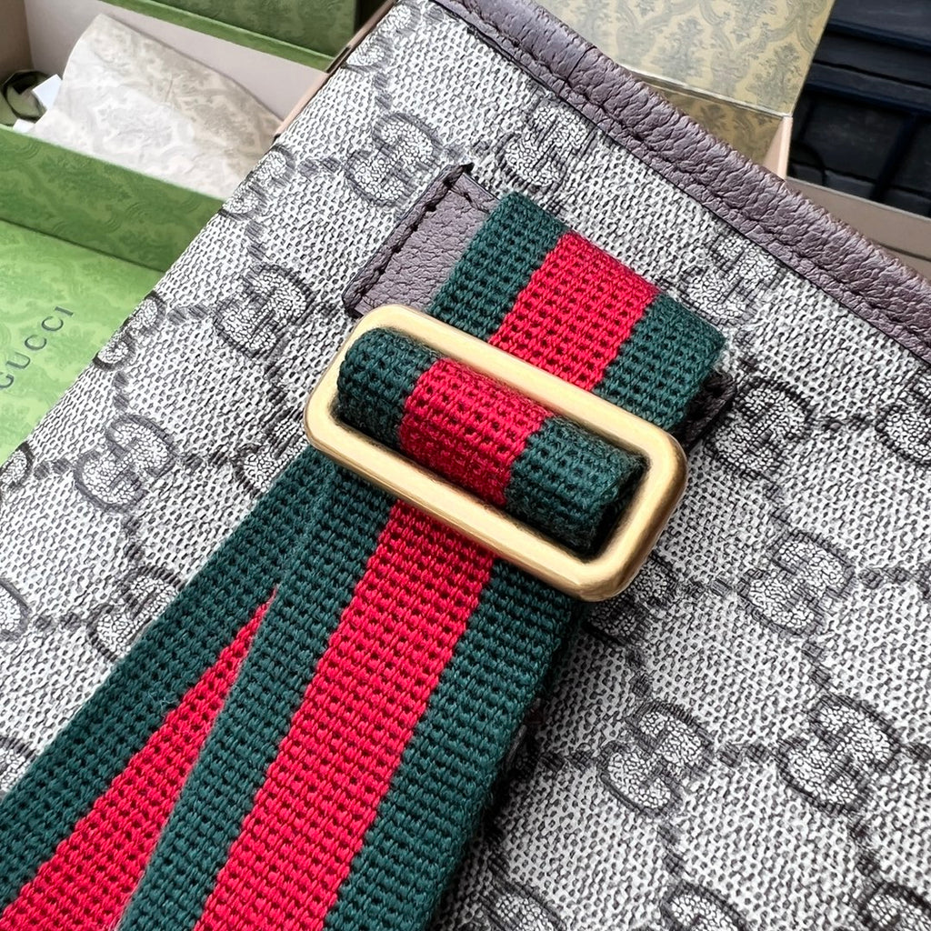 （54850898）尺寸：24×17×3.5cm Gucci海外渠道资源特供腰包❗️采用GG Supreme高级人造帆布制作，配以棕色皮革滚边的复古风格设计。款式采用皮革滚边，绿色和红色尼龙织带可以缠腰佩戴，可调节织带腰带。配以织带和搭扣确保安全。椭圆形GUCCI皮革标签，配以虎头图案的标志。整体包型不臃肿很轻巧。回头率相当高的一款包包