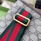 （54850898）尺寸：24×17×3.5cm Gucci海外渠道资源特供腰包❗️采用GG Supreme高级人造帆布制作，配以棕色皮革滚边的复古风格设计。款式采用皮革滚边，绿色和红色尼龙织带可以缠腰佩戴，可调节织带腰带。配以织带和搭扣确保安全。椭圆形GUCCI皮革标签，配以虎头图案的标志。整体包型不臃肿很轻巧。回头率相当高的一款包包
