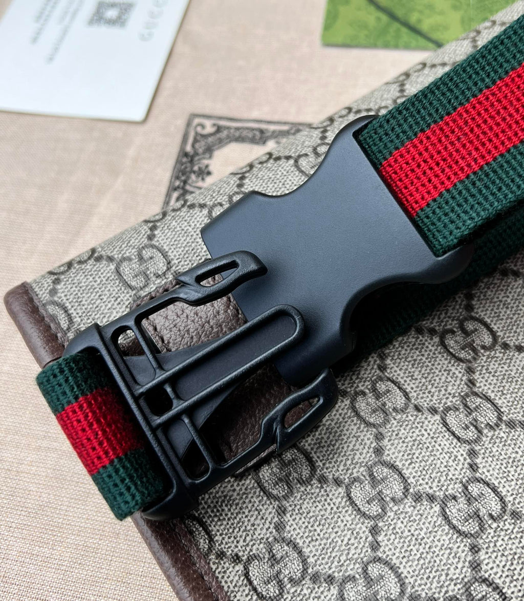 （54850898）尺寸：24×17×3.5cm Gucci海外渠道资源特供腰包❗️采用GG Supreme高级人造帆布制作，配以棕色皮革滚边的复古风格设计。款式采用皮革滚边，绿色和红色尼龙织带可以缠腰佩戴，可调节织带腰带。配以织带和搭扣确保安全。椭圆形GUCCI皮革标签，配以虎头图案的标志。整体包型不臃肿很轻巧。回头率相当高的一款包包