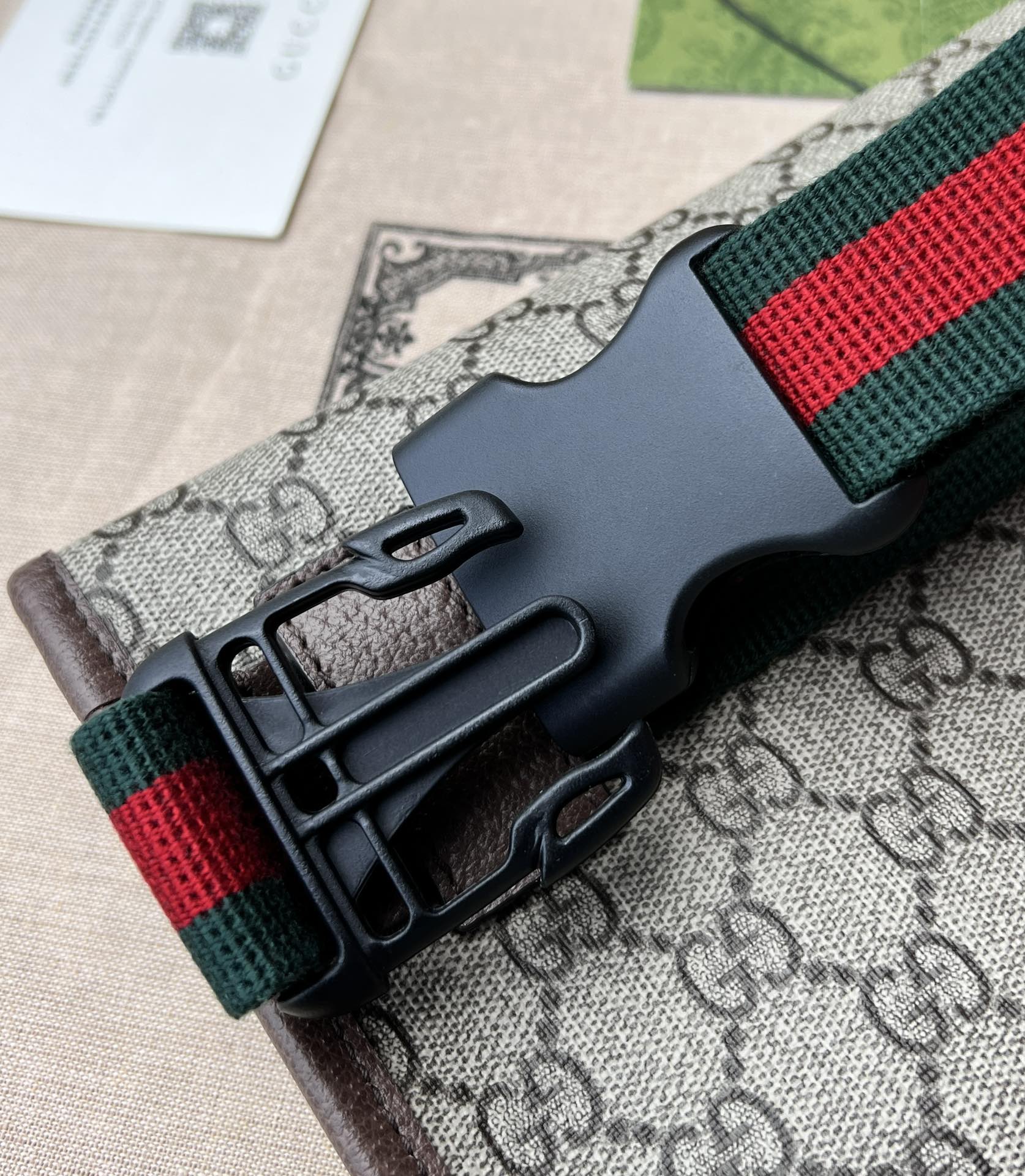 （54850898）尺寸：24×17×3.5cm Gucci海外渠道资源特供腰包❗️采用GG Supreme高级人造帆布制作，配以棕色皮革滚边的复古风格设计。款式采用皮革滚边，绿色和红色尼龙织带可以缠腰佩戴，可调节织带腰带。配以织带和搭扣确保安全。椭圆形GUCCI皮革标签，配以虎头图案的标志。整体包型不臃肿很轻巧。回头率相当高的一款包包