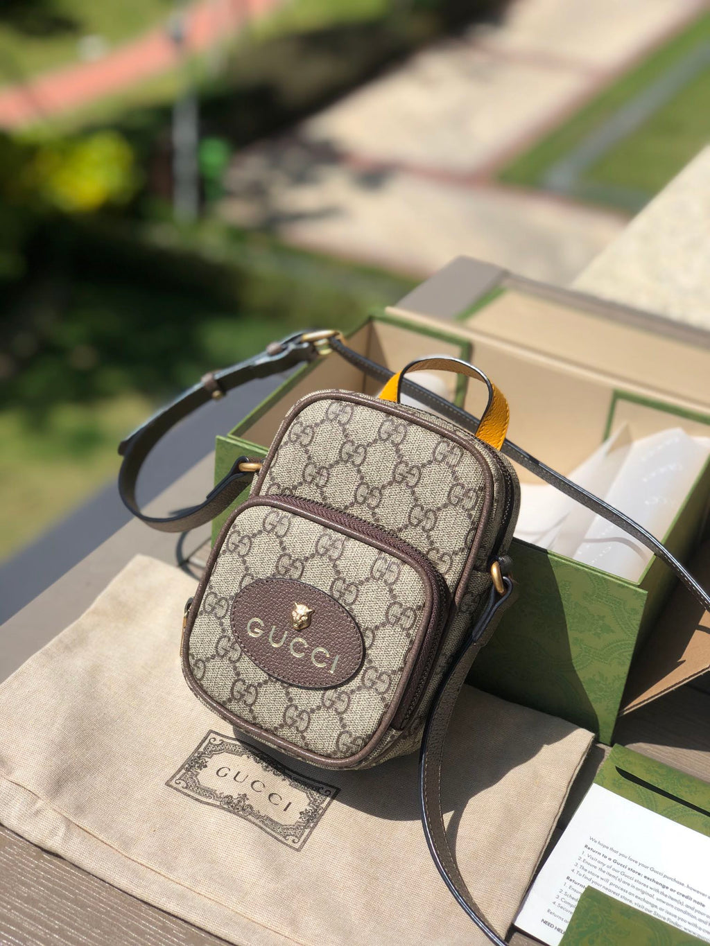 （05880898）尺寸:12×16×7cm Gucci通路貨訂單貨！ Gucci Neo Vintage迷你手袋，採用GG Supreme環保帆布材料，迷你包在無邊序曲系列中脫穎而出，在復古風格中註入現代設計精髓。這款迷你手袋裝飾橢圓形皮革標籤，搭配品牌標誌性元素貓科動物頭像。