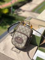 （05880898）尺寸:12×16×7cm Gucci通路貨訂單貨！ Gucci Neo Vintage迷你手袋，採用GG Supreme環保帆布材料，迷你包在無邊序曲系列中脫穎而出，在復古風格中註入現代設計精髓。這款迷你手袋裝飾橢圓形皮革標籤，搭配品牌標誌性元素貓科動物頭像。