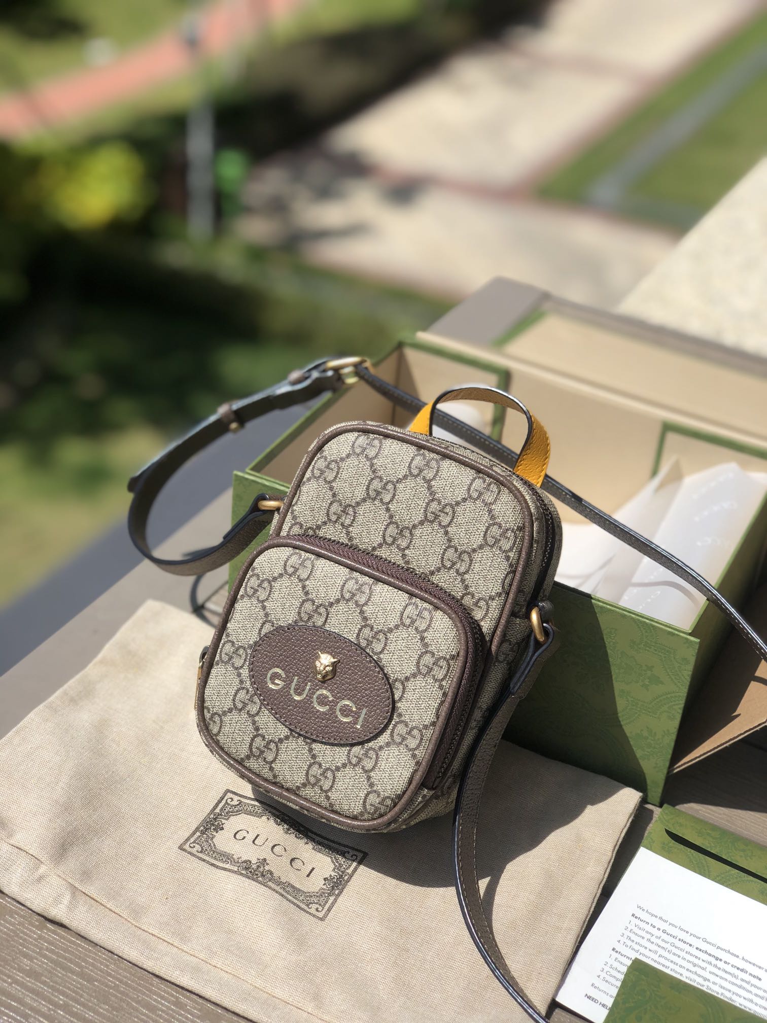 （05880898）尺寸:12×16×7cm Gucci通路貨訂單貨！ Gucci Neo Vintage迷你手袋，採用GG Supreme環保帆布材料，迷你包在無邊序曲系列中脫穎而出，在復古風格中註入現代設計精髓。這款迷你手袋裝飾橢圓形皮革標籤，搭配品牌標誌性元素貓科動物頭像。