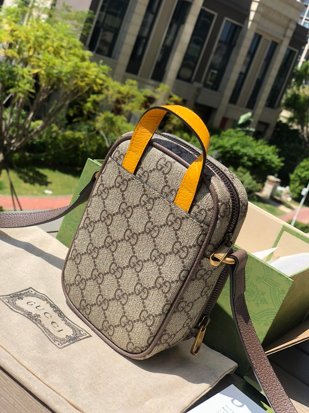 （05880898）尺寸:12×16×7cm Gucci通路貨訂單貨！ Gucci Neo Vintage迷你手袋，採用GG Supreme環保帆布材料，迷你包在無邊序曲系列中脫穎而出，在復古風格中註入現代設計精髓。這款迷你手袋裝飾橢圓形皮革標籤，搭配品牌標誌性元素貓科動物頭像。