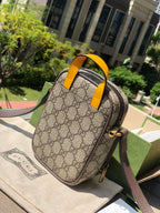 （05880898）尺寸:12×16×7cm Gucci通路貨訂單貨！ Gucci Neo Vintage迷你手袋，採用GG Supreme環保帆布材料，迷你包在無邊序曲系列中脫穎而出，在復古風格中註入現代設計精髓。這款迷你手袋裝飾橢圓形皮革標籤，搭配品牌標誌性元素貓科動物頭像。