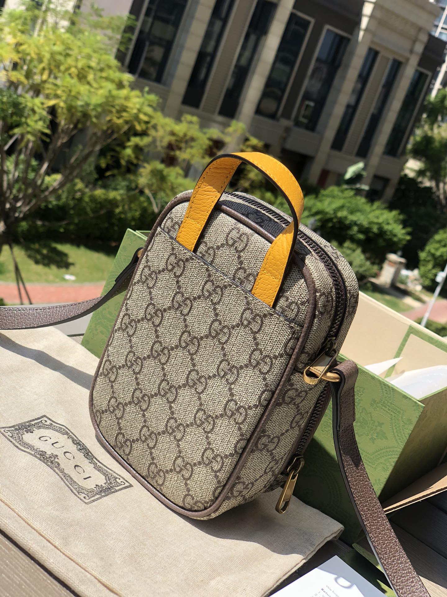 （05880898）尺寸:12×16×7cm Gucci通路貨訂單貨！ Gucci Neo Vintage迷你手袋，採用GG Supreme環保帆布材料，迷你包在無邊序曲系列中脫穎而出，在復古風格中註入現代設計精髓。這款迷你手袋裝飾橢圓形皮革標籤，搭配品牌標誌性元素貓科動物頭像。
