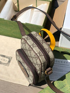 （05880898）尺寸:12×16×7cm Gucci通路貨訂單貨！ Gucci Neo Vintage迷你手袋，採用GG Supreme環保帆布材料，迷你包在無邊序曲系列中脫穎而出，在復古風格中註入現代設計精髓。這款迷你手袋裝飾橢圓形皮革標籤，搭配品牌標誌性元素貓科動物頭像。
