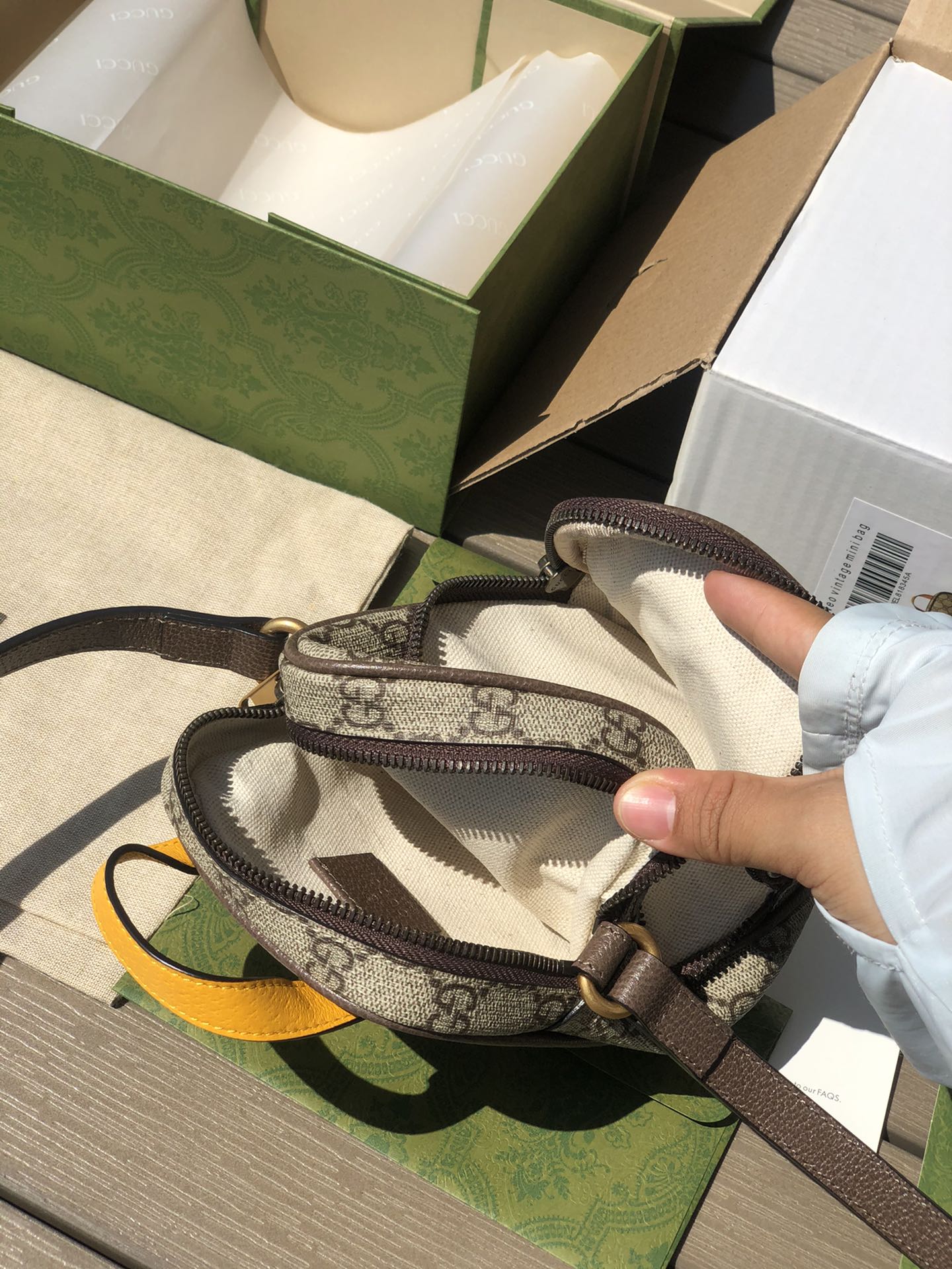 （05880898）尺寸:12×16×7cm Gucci通路貨訂單貨！ Gucci Neo Vintage迷你手袋，採用GG Supreme環保帆布材料，迷你包在無邊序曲系列中脫穎而出，在復古風格中註入現代設計精髓。這款迷你手袋裝飾橢圓形皮革標籤，搭配品牌標誌性元素貓科動物頭像。