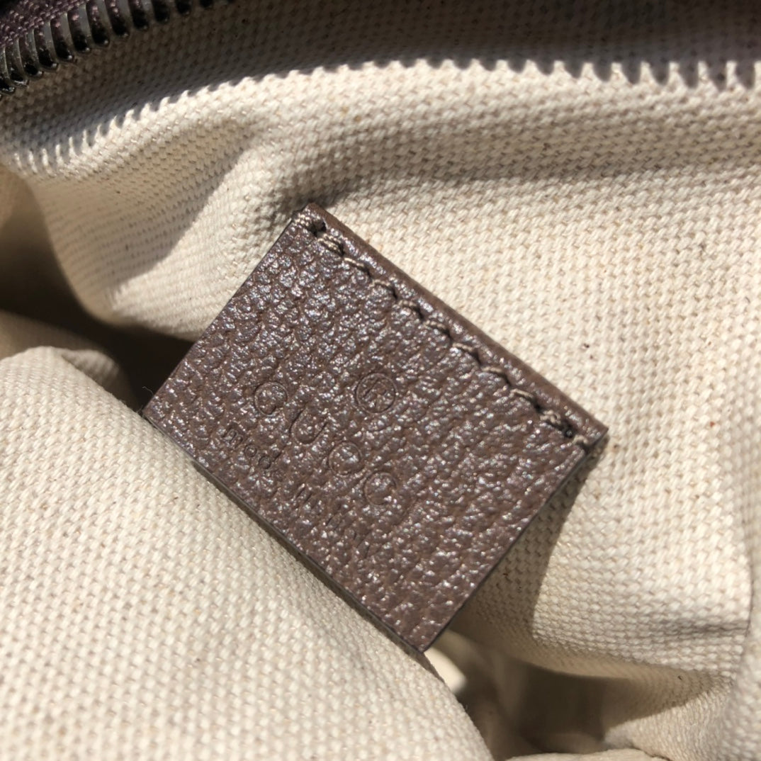 （05880898）尺寸:12×16×7cm Gucci通路貨訂單貨！ Gucci Neo Vintage迷你手袋，採用GG Supreme環保帆布材料，迷你包在無邊序曲系列中脫穎而出，在復古風格中註入現代設計精髓。這款迷你手袋裝飾橢圓形皮革標籤，搭配品牌標誌性元素貓科動物頭像。