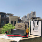 （35900898）尺寸：24×14.5×7cm GUCCI海外渠道資源特供相機包！ Neo vintage虎頭相機包❗️GUCCI這款經典虎頭帆布相機包，復古風格手袋系列，可謂是近兩年的爆款包袋，裝飾品牌條紋織帶滾邊，精緻詮釋現代旅者風範。採用GG Supreme高級人造帆布精製而成，配有黃色皮革細節。自重輕容量足，性價比超高！非常百搭搶眼，男女同款拍照神器