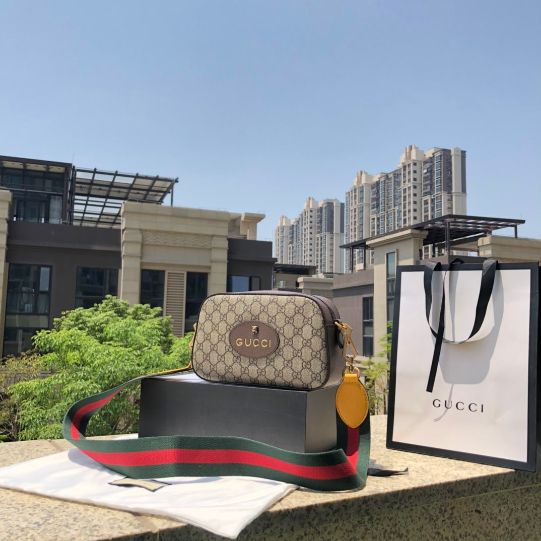 （35900898）尺寸：24×14.5×7cm GUCCI海外渠道資源特供相機包！ Neo vintage虎頭相機包❗️GUCCI這款經典虎頭帆布相機包，復古風格手袋系列，可謂是近兩年的爆款包袋，裝飾品牌條紋織帶滾邊，精緻詮釋現代旅者風範。採用GG Supreme高級人造帆布精製而成，配有黃色皮革細節。自重輕容量足，性價比超高！非常百搭搶眼，男女同款拍照神器