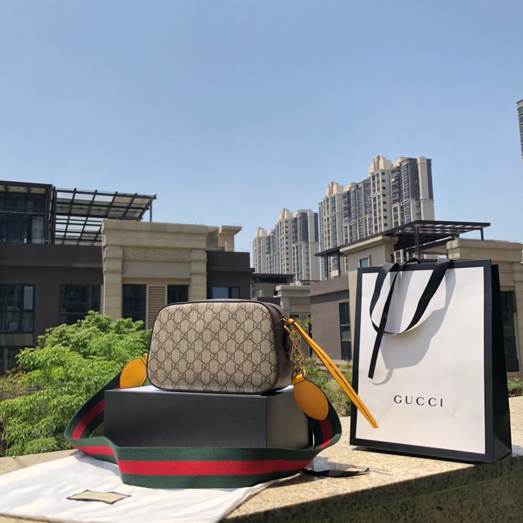 （35900898）尺寸：24×14.5×7cm GUCCI海外渠道資源特供相機包！ Neo vintage虎頭相機包❗️GUCCI這款經典虎頭帆布相機包，復古風格手袋系列，可謂是近兩年的爆款包袋，裝飾品牌條紋織帶滾邊，精緻詮釋現代旅者風範。採用GG Supreme高級人造帆布精製而成，配有黃色皮革細節。自重輕容量足，性價比超高！非常百搭搶眼，男女同款拍照神器