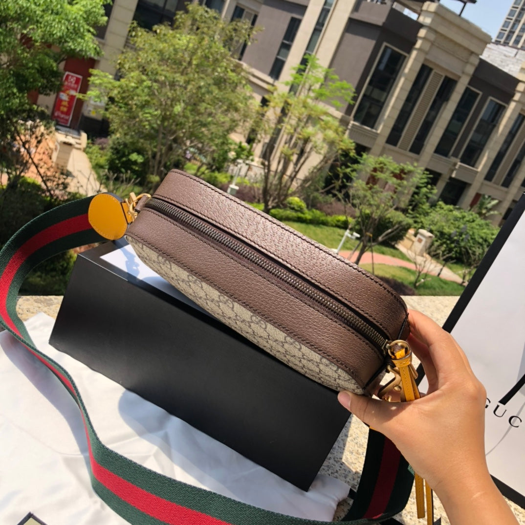 （35900898）尺寸：24×14.5×7cm GUCCI海外渠道資源特供相機包！ Neo vintage虎頭相機包❗️GUCCI這款經典虎頭帆布相機包，復古風格手袋系列，可謂是近兩年的爆款包袋，裝飾品牌條紋織帶滾邊，精緻詮釋現代旅者風範。採用GG Supreme高級人造帆布精製而成，配有黃色皮革細節。自重輕容量足，性價比超高！非常百搭搶眼，男女同款拍照神器