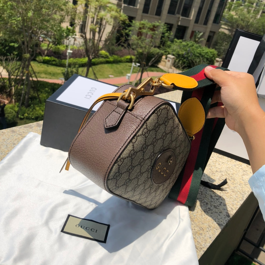 （35900898）尺寸：24×14.5×7cm GUCCI海外渠道資源特供相機包！ Neo vintage虎頭相機包❗️GUCCI這款經典虎頭帆布相機包，復古風格手袋系列，可謂是近兩年的爆款包袋，裝飾品牌條紋織帶滾邊，精緻詮釋現代旅者風範。採用GG Supreme高級人造帆布精製而成，配有黃色皮革細節。自重輕容量足，性價比超高！非常百搭搶眼，男女同款拍照神器