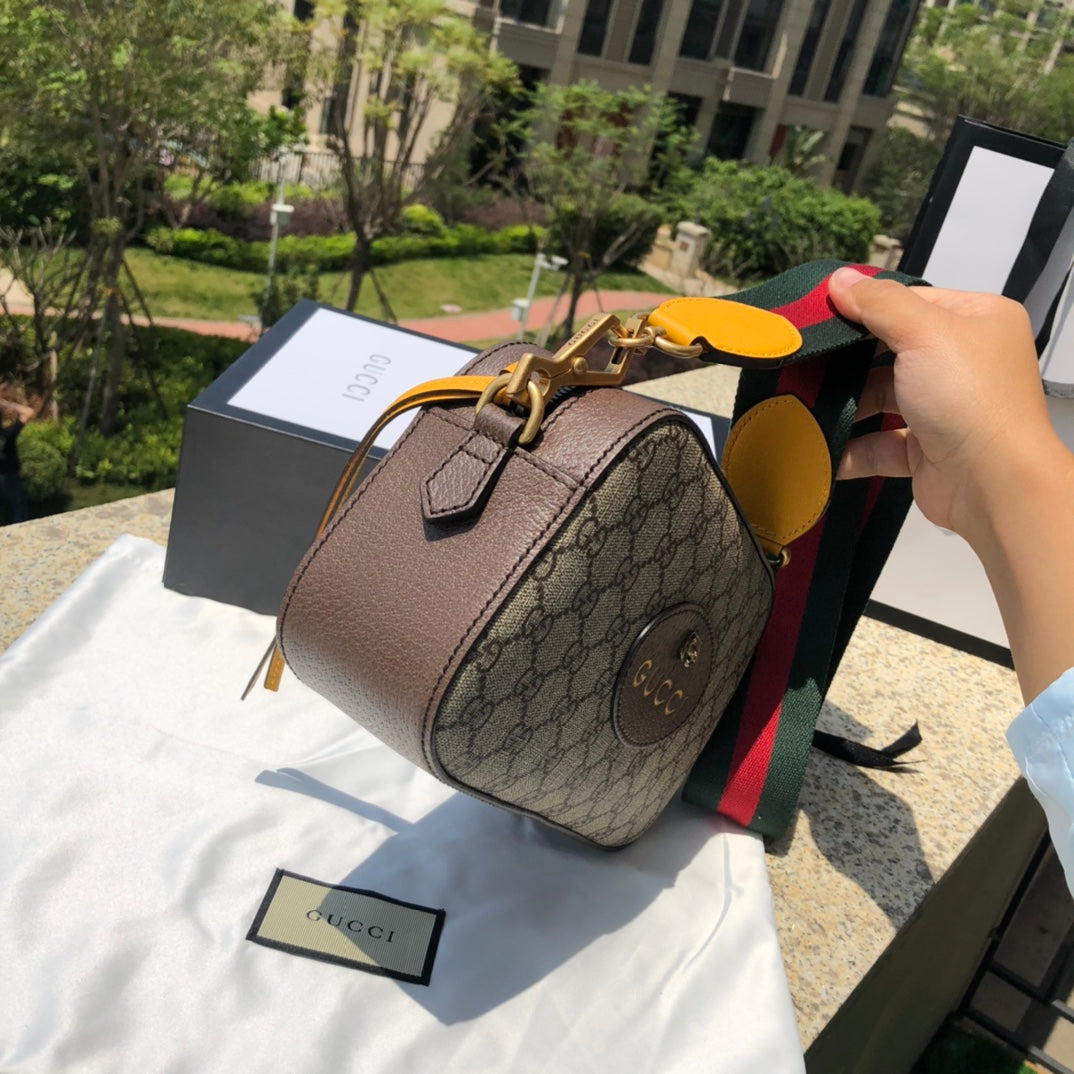 （35900898）尺寸：24×14.5×7cm GUCCI海外渠道資源特供相機包！ Neo vintage虎頭相機包❗️GUCCI這款經典虎頭帆布相機包，復古風格手袋系列，可謂是近兩年的爆款包袋，裝飾品牌條紋織帶滾邊，精緻詮釋現代旅者風範。採用GG Supreme高級人造帆布精製而成，配有黃色皮革細節。自重輕容量足，性價比超高！非常百搭搶眼，男女同款拍照神器